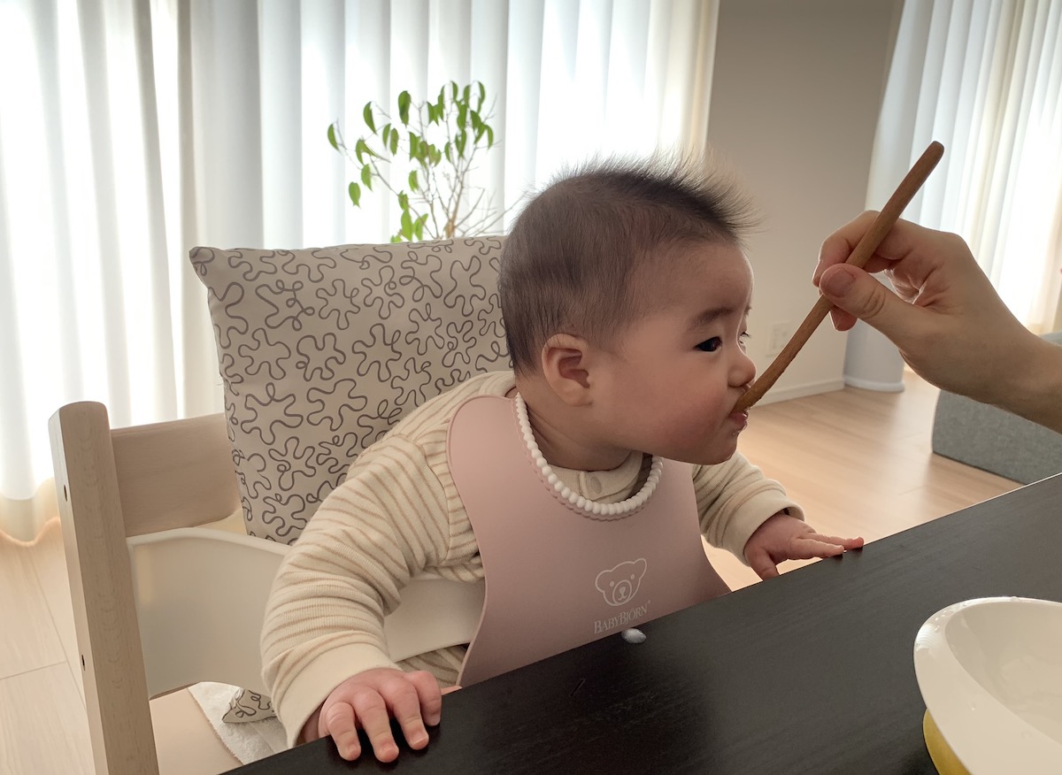 トリップトラップのトレイは体周りにフィットしてご飯をこぼしにくい