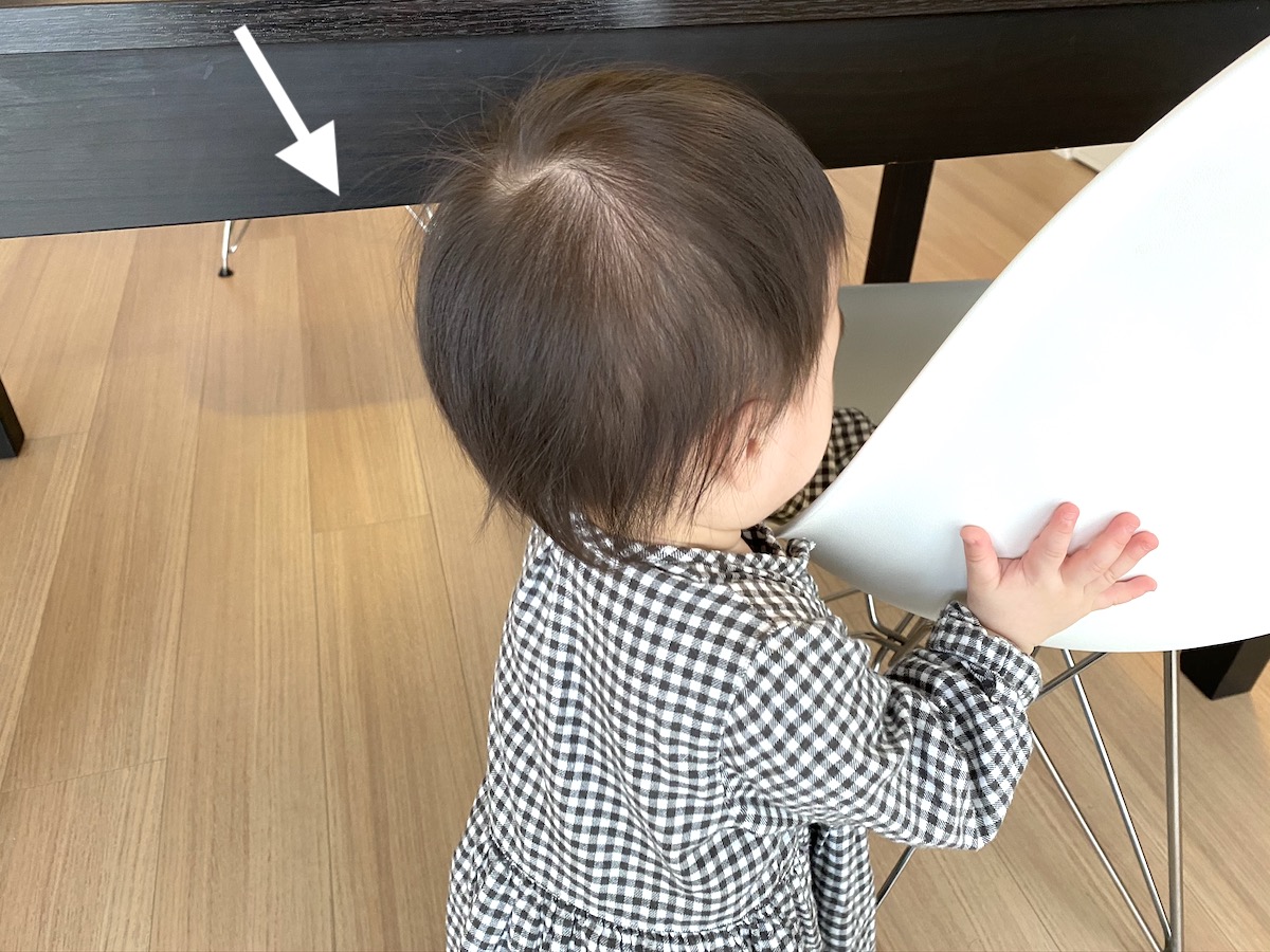 テーブルの幕板に赤ちゃんが頭をぶつけて危険