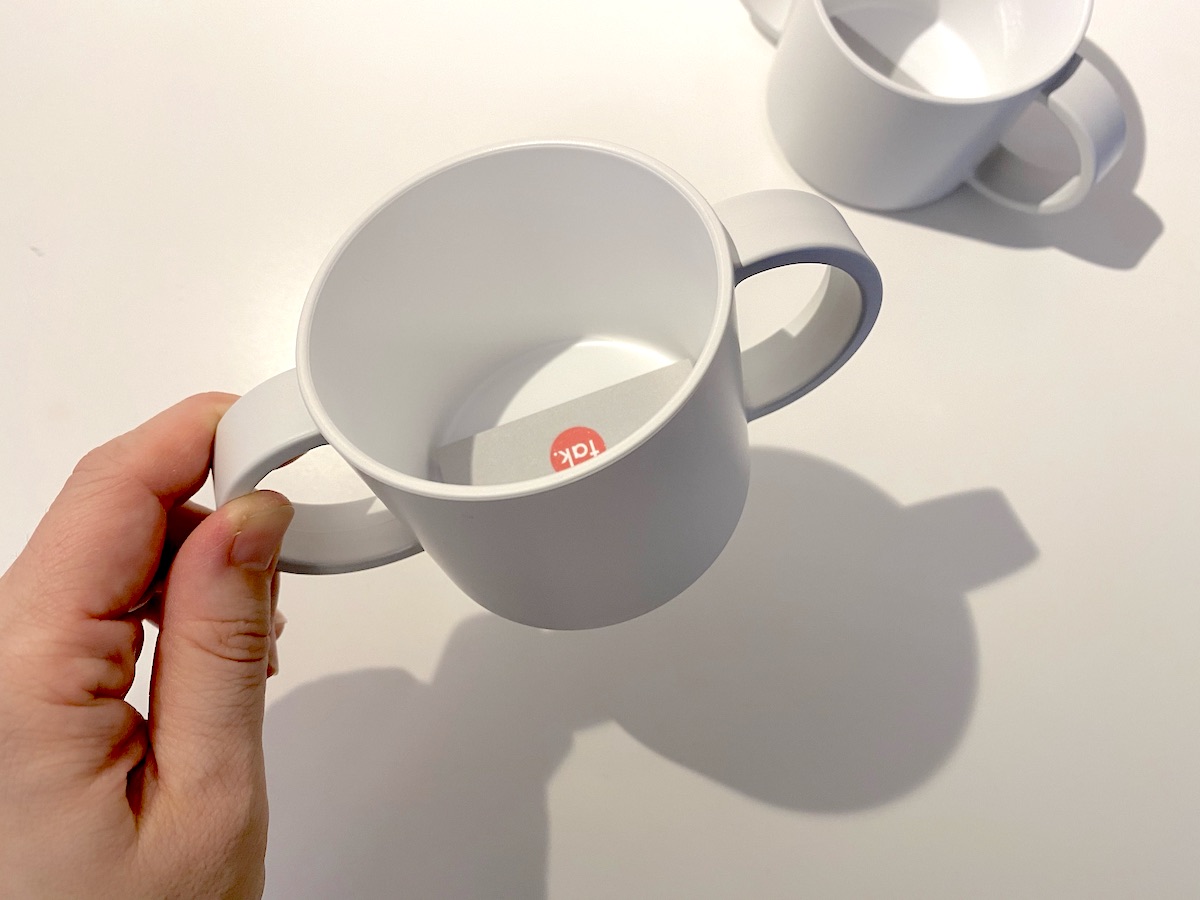 tak.キッズディッシュ両手マグはフチも柔らかで使いやすい