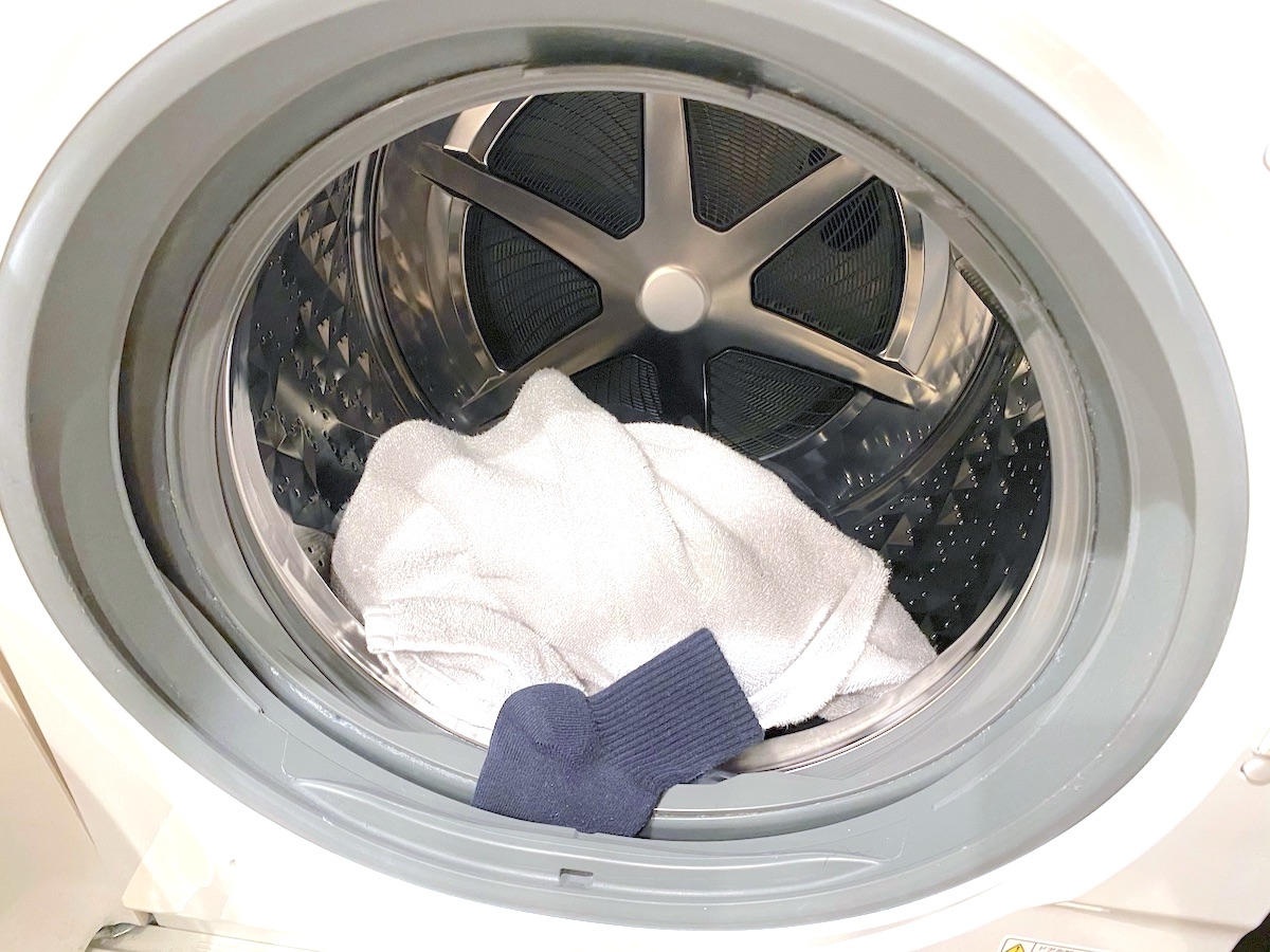ドラム式洗濯機のパッキンに水がたまって、小物が引っかかる