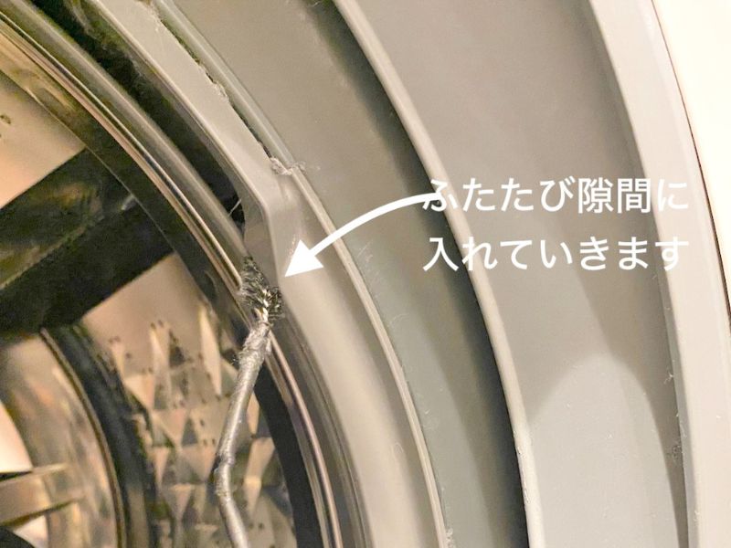 コジット毛づまりごっそりパイプ職人を使って、パッキン奥の埃を取ります。
