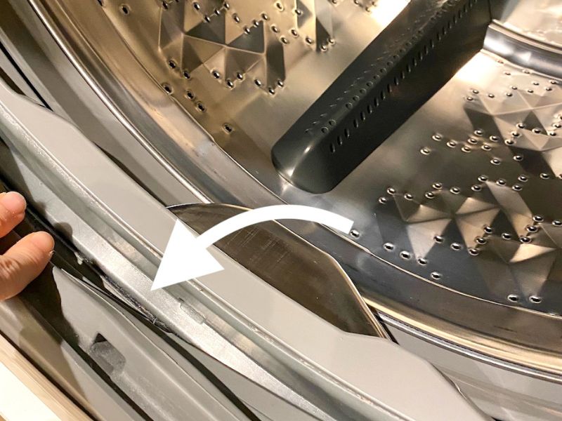ドラム式洗濯機のパッキンの埃を千枚通しで取る
