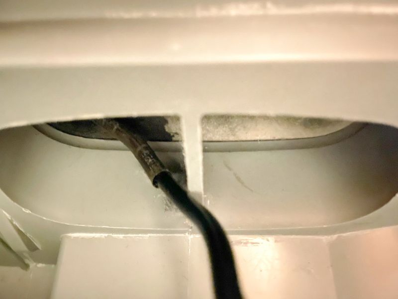 ドラム式洗濯機のホコリをブラシで取ります