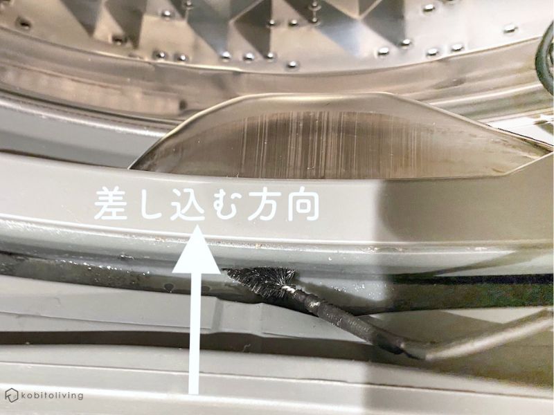 ドラム式洗濯機のパッキンに水がたまる原因をブラシで解決