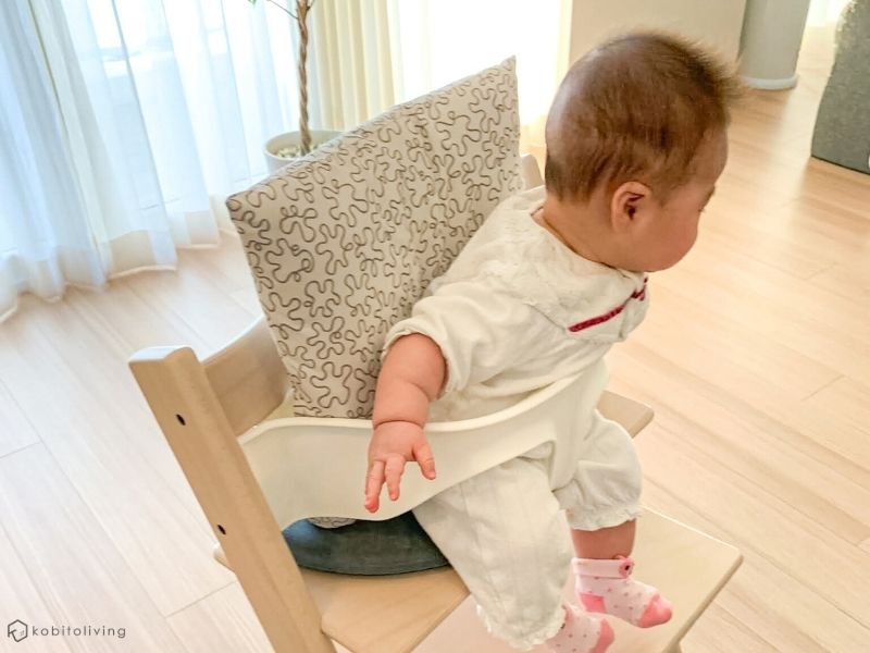 トリップトラップの背中の隙間にクッションを入れたところ