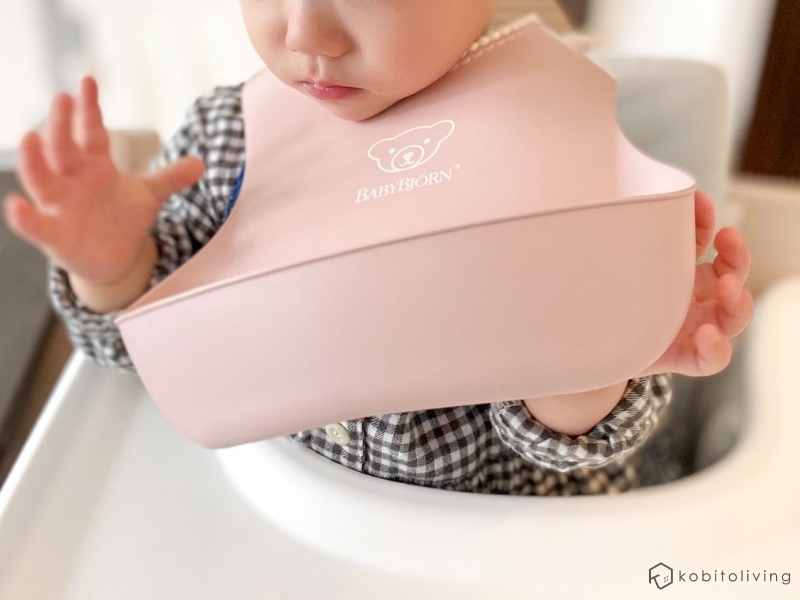 ベビービョルンのスタイを剥ぎ取ろうとしている